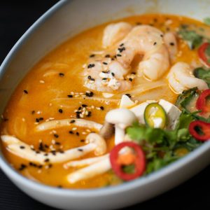 soupe traditionnelle de la cuisine asiatique servie dans un bol