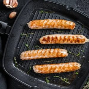 Des saucisses Bratwurst sur le grill