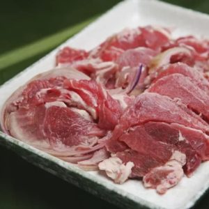 un plat de viande de chèvre